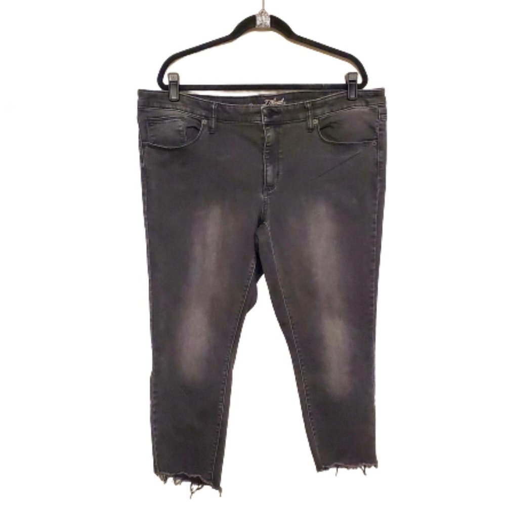 Universal Thread Women's Plus Size Mid-Rise Skinny Jeans. Size 18/34R